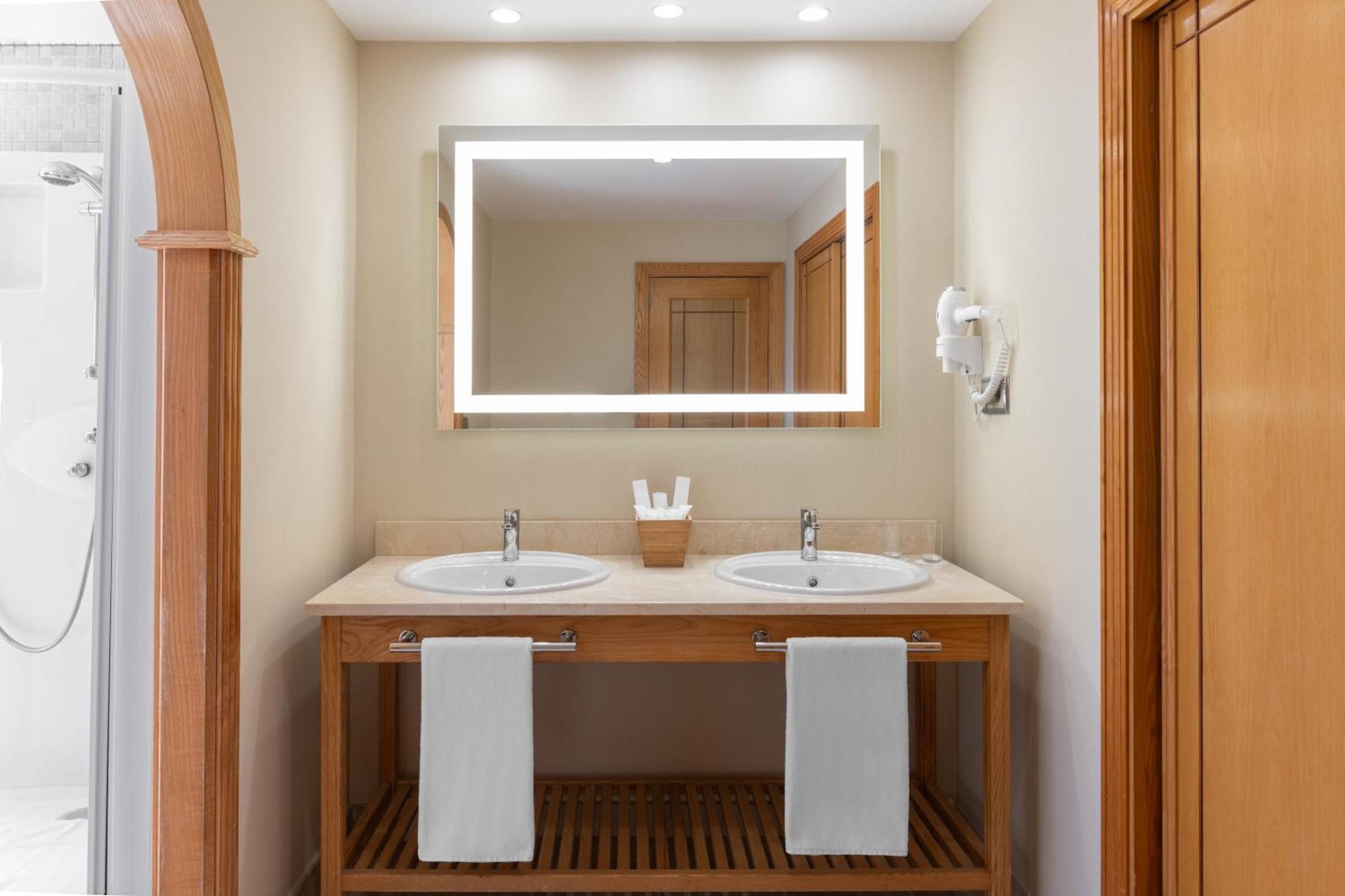 Suite Junior avec Vue sur la Mer (2 Adultes + 2 Enfants)
